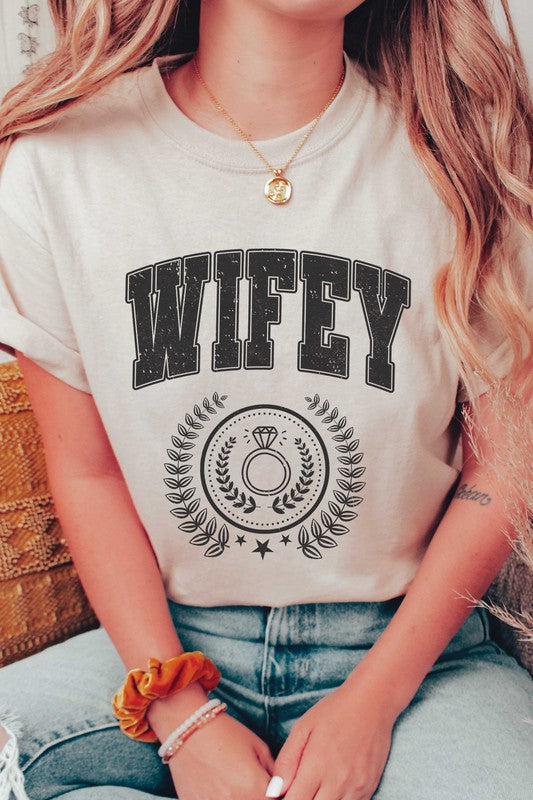 WIFEY WREATH Graphic T-Shirt - lolaluxeshop