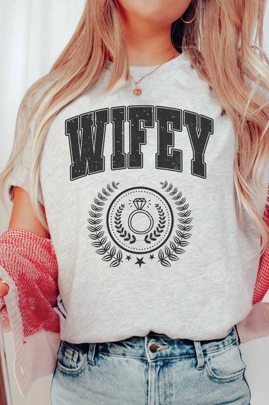 WIFEY WREATH Graphic T-Shirt - lolaluxeshop