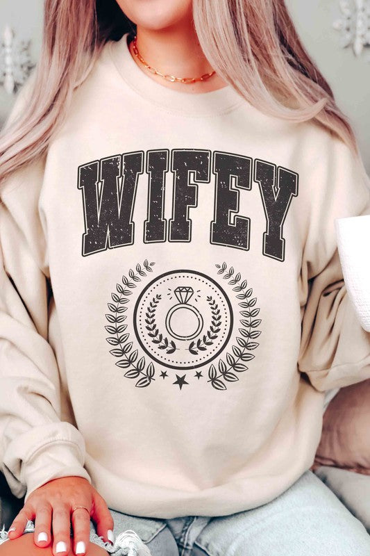 PLUS SIZE - WIFEY WREATH Graphic Sweatshirt - lolaluxeshop